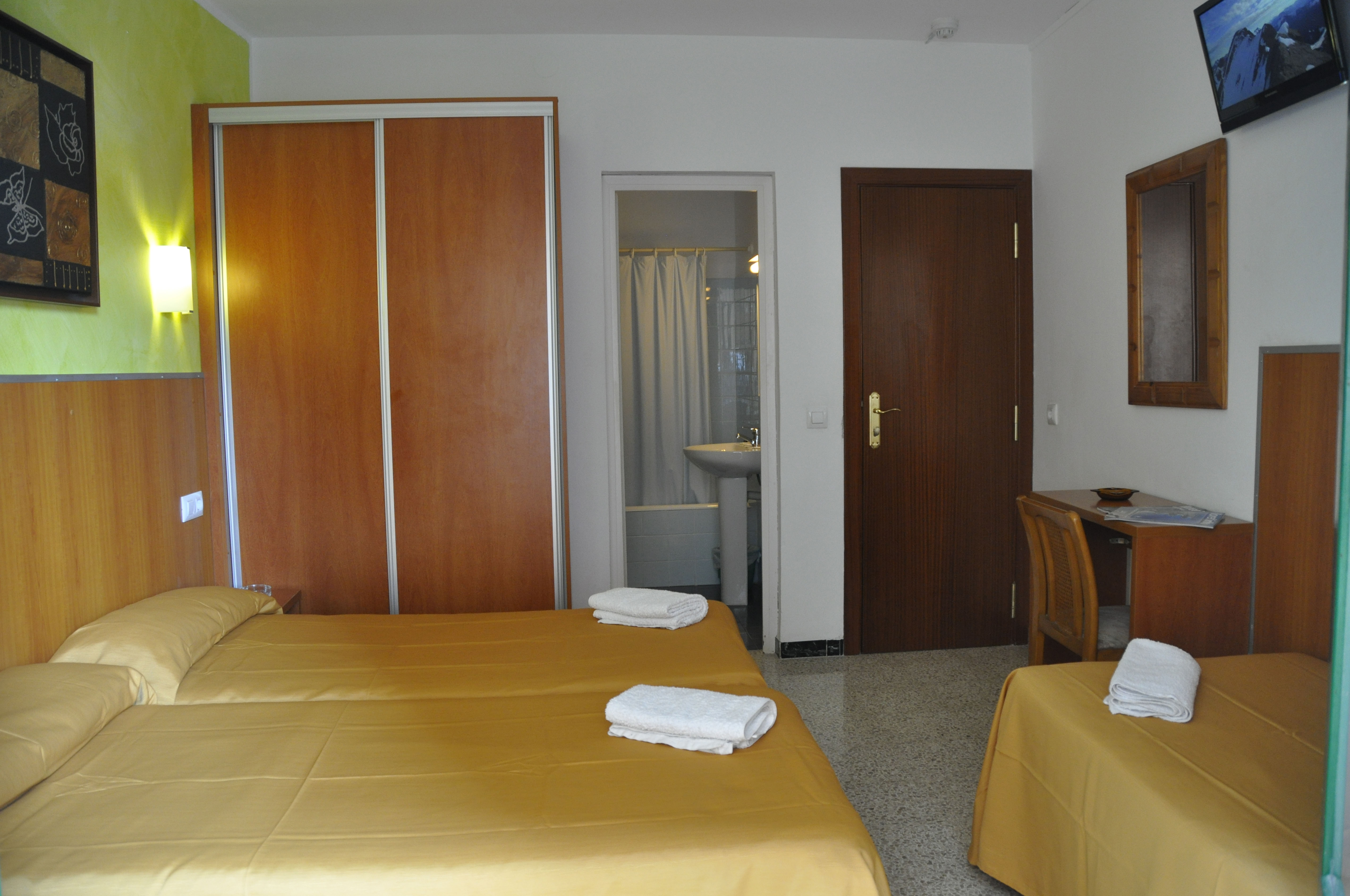 Triple Room with Balcony and Private Bathroom 4